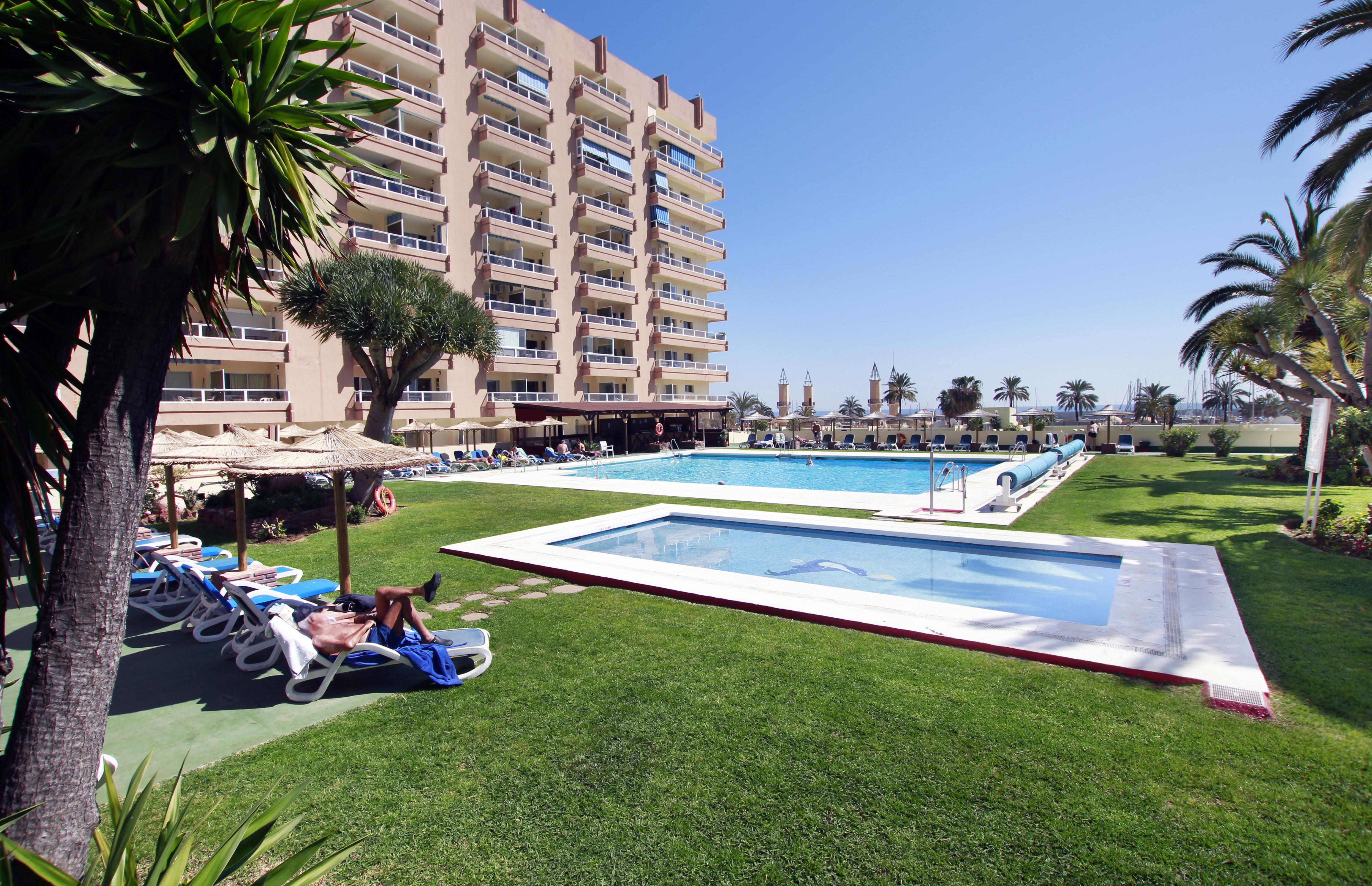Hotel Apartamentos Pyr Фуенхірола Екстер'єр фото